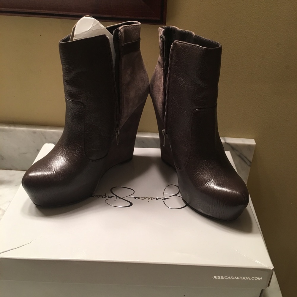 Beautiful Jessica Simpson platform bootie - Picture 4 of 5